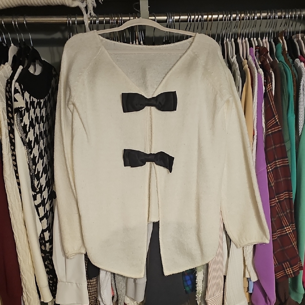 VENUS Cream Sweater with Black Bow Details